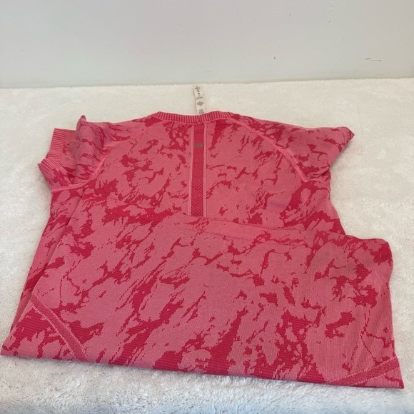 Lululemon Swiftly Tech Short Sleeve Crew
Heathered Bon Bon size 8 - Picture 5 of 8